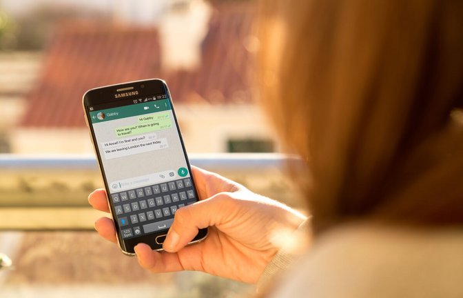Hier erfahren Sie, wie Sie Texte auf WhatsApp fett, kursiv und durchgestrichen schreiben können. So formatieren Sie WhatsApp-Texte.<span class='image-autor'>Foto: Alex Photo Stock / Shutterstock.com</span>