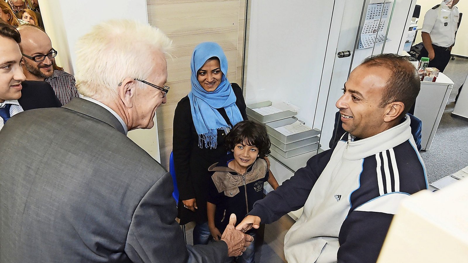 Hoher Besuch in Karlsruhe. Ministerpräsident Winfried Kretschmann besucht am 18.08.2015 die Lea in Karlsruhe.Foto: dpa/Uli Deck Hoher Besuch in Karlsruhe. Ministerpräsident Winfried Kretschmann besucht am 18.08.2015 die Lea in Karlsruhe.Foto: dpa/Uli Deck