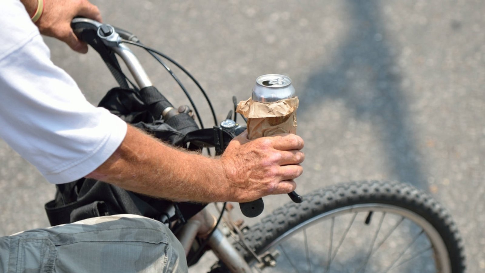 Deutlich mehr Alkoholunfälle passieren am Vatertag - auch mit dem Fahrrad. Warum Radfahren unter Alkoholeinfluss riskant ist & welche Strafen drohen.Foto: Brberrys / Shutterstock.com Deutlich mehr Alkoholunfälle passieren am Vatertag - auch mit dem Fahrrad. Warum Radfahren unter Alkoholeinfluss riskant ist & welche Strafen drohen.Foto: Brberrys / Shutterstock.com