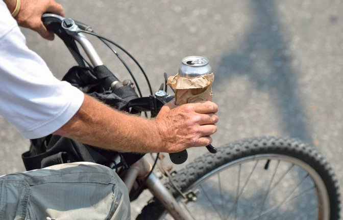 Deutlich mehr Alkoholunfälle passieren am Vatertag - auch mit dem Fahrrad. Warum Radfahren unter Alkoholeinfluss riskant ist & welche Strafen drohen.<span class='image-autor'>Foto: Brberrys / Shutterstock.com</span>