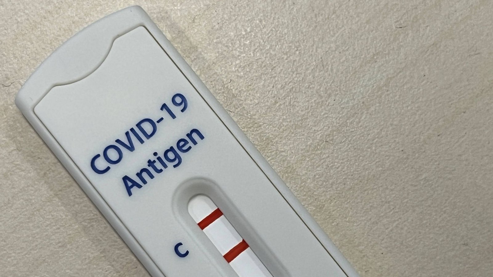 Das Robert-Koch-Institut erwartet mehr positive Testergebnisse (wie im Foto) in Folge der Ausbreitung von Omikron-Subvarianten. (Symbolbild)Foto: IMAGO/Lobeca/IMAGO/Felix Schlikis