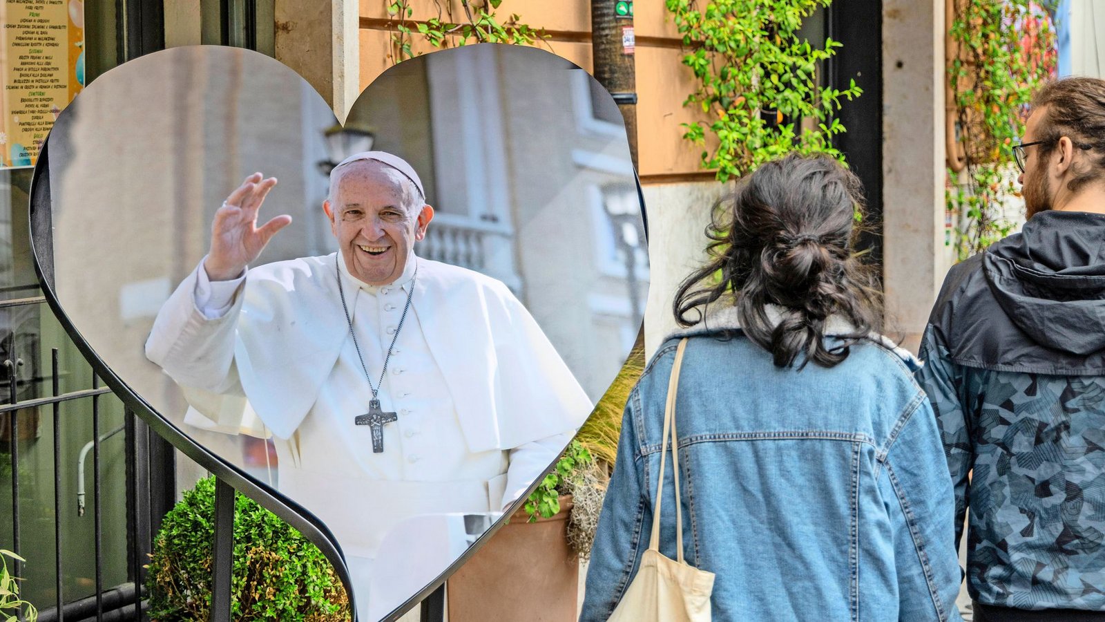 Wie auf diesem Foto vom April 2025 ist Papst Franziskus auch ein Jahr nach seinem Tod in Rom noch sehr präsent.Foto: imago/Matrix Images Wie auf diesem Foto vom April 2025 ist Papst Franziskus auch ein Jahr nach seinem Tod in Rom noch sehr präsent.Foto: imago/Matrix Images