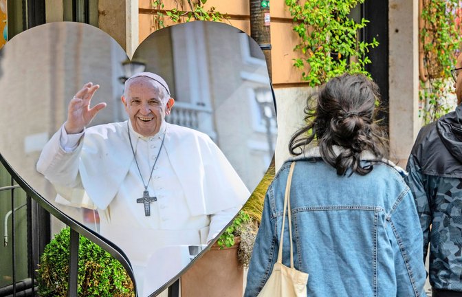 Wie auf diesem Foto vom April 2025 ist  Papst Franziskus auch ein Jahr nach seinem Tod in Rom noch sehr präsent.<span class='image-autor'>Foto: imago/Matrix Images</span>