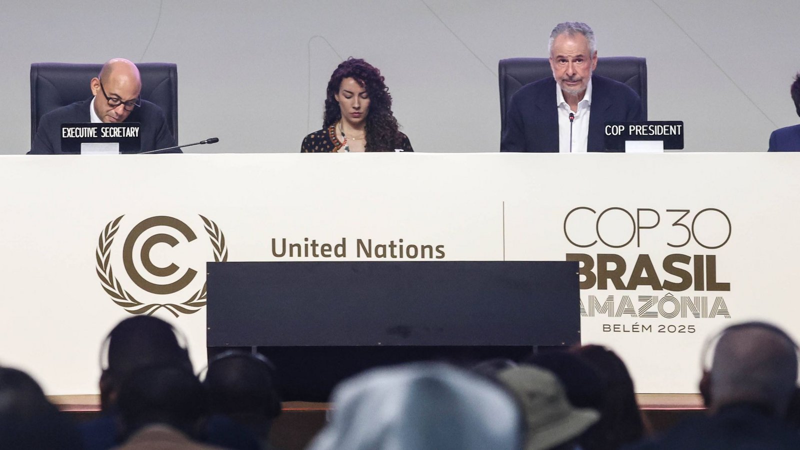 Der Präsident der COP 30, Andre Aranha Correa doLago (Mi.), schaut eher skeptisch auf das vielköpfige und vielstimmige Plenum der Klimakonferenz im brasilianischen Belém.Foto: Imago/ZUMA Press Wire Der Präsident der COP 30, Andre Aranha Correa doLago (Mi.), schaut eher skeptisch auf das vielköpfige und vielstimmige Plenum der Klimakonferenz im brasilianischen Belém.Foto: Imago/ZUMA Press Wire
