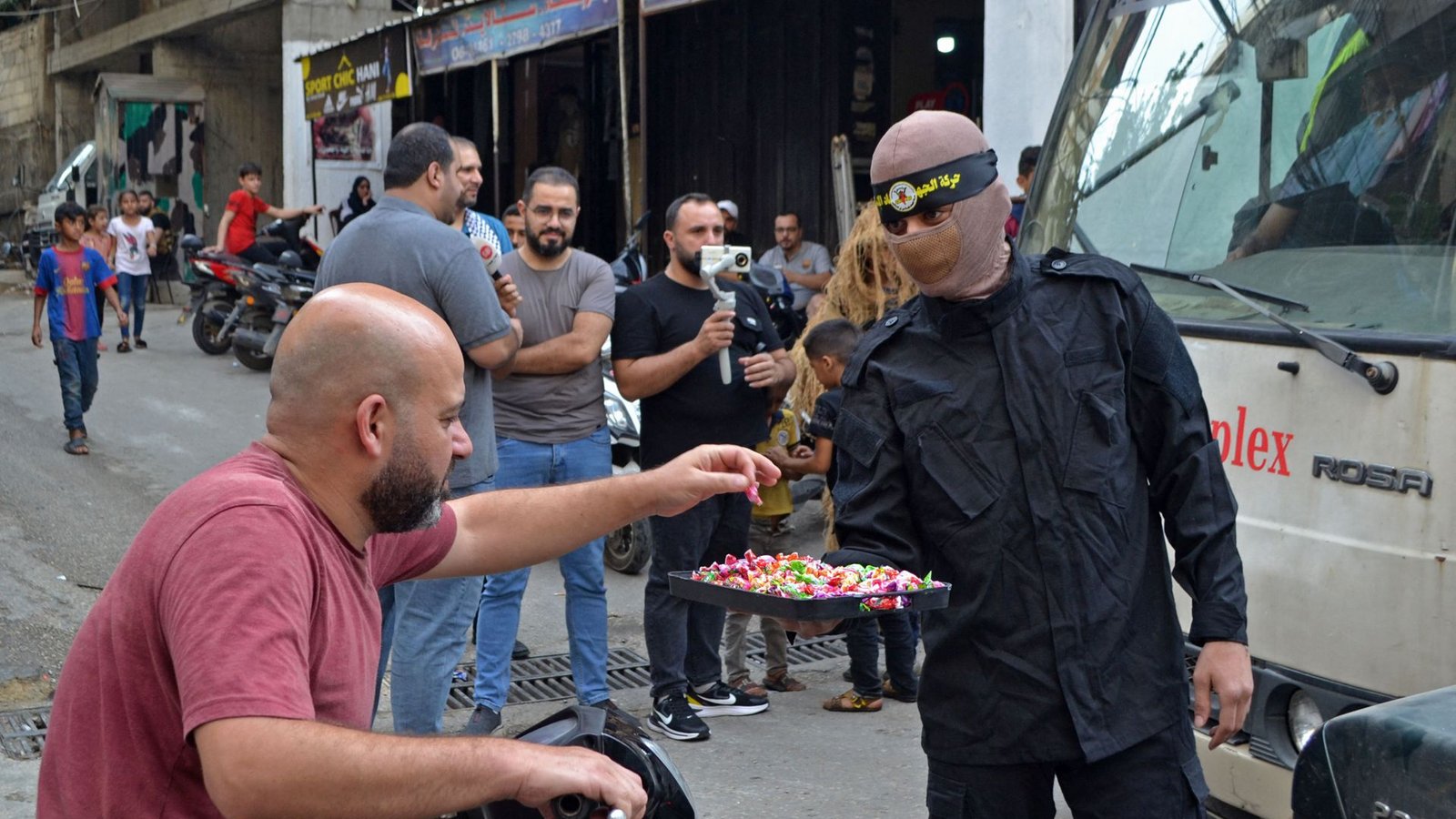 Radikale feierten den Angriff – offenbar auch mit Süßigkeiten.Foto: AFP/FATHI AL-MASRI Radikale feierten den Angriff – offenbar auch mit Süßigkeiten.Foto: AFP/FATHI AL-MASRI