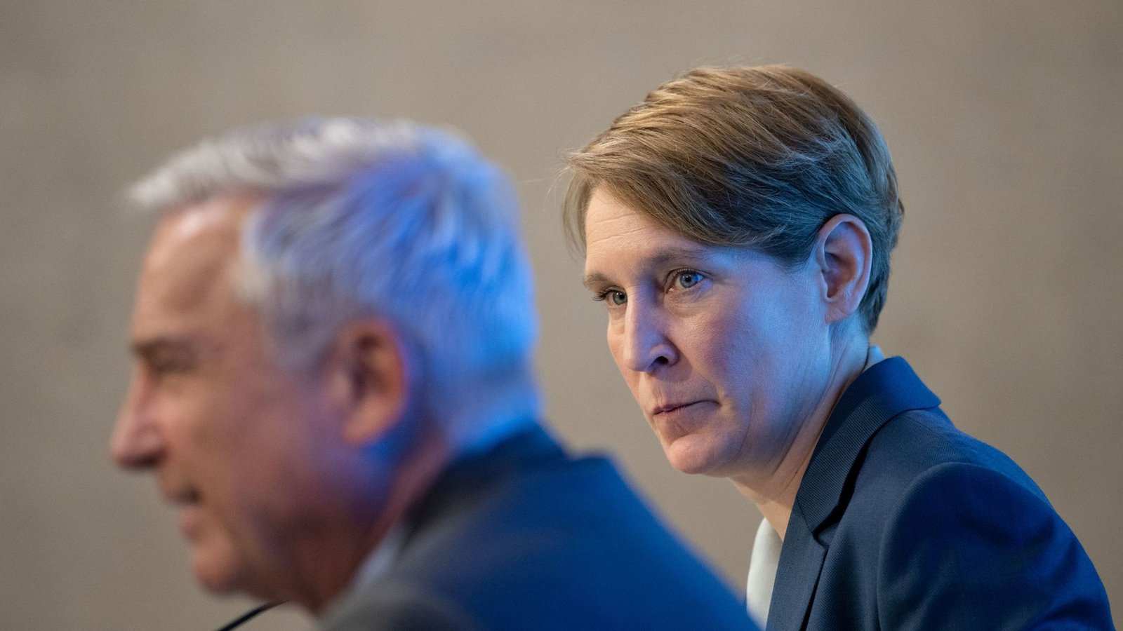 Landespolizeipräsidentin Stefanie Hinz mit Innenminister StroblFoto: dpa Landespolizeipräsidentin Stefanie Hinz mit Innenminister StroblFoto: dpa