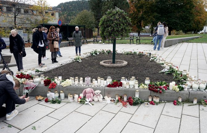 Blumen und Kerzen im Oktober 2021  im norwegischen Kongsberg, nachdem ein Mann mehrere Menschen mit Pfeil und Bogen sowie Messern getötet hatte.<span class='image-autor'>Foto: Terje Pedersen/NTB/AP/dpa</span>