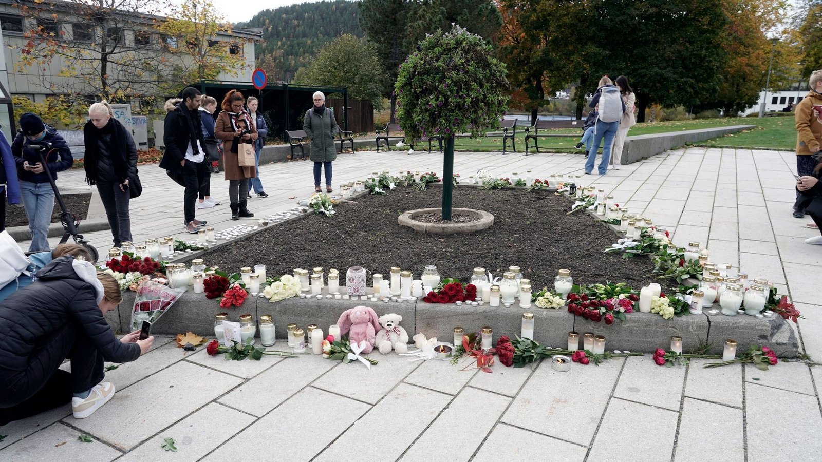 Blumen und Kerzen im Oktober 2021  im norwegischen Kongsberg, nachdem ein Mann mehrere Menschen mit Pfeil und Bogen sowie Messern getötet hatte.Foto: Terje Pedersen/NTB/AP/dpa