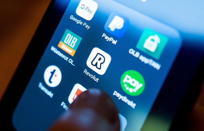 Die Digitalbank Revolut will mit ihrer Finanzplattform zum globalen Finanzanbieter aufsteigen (Symbolbild).<span class='image-autor'>Foto: Monika Skolimowska/dpa-Zentralbild/dpa</span>