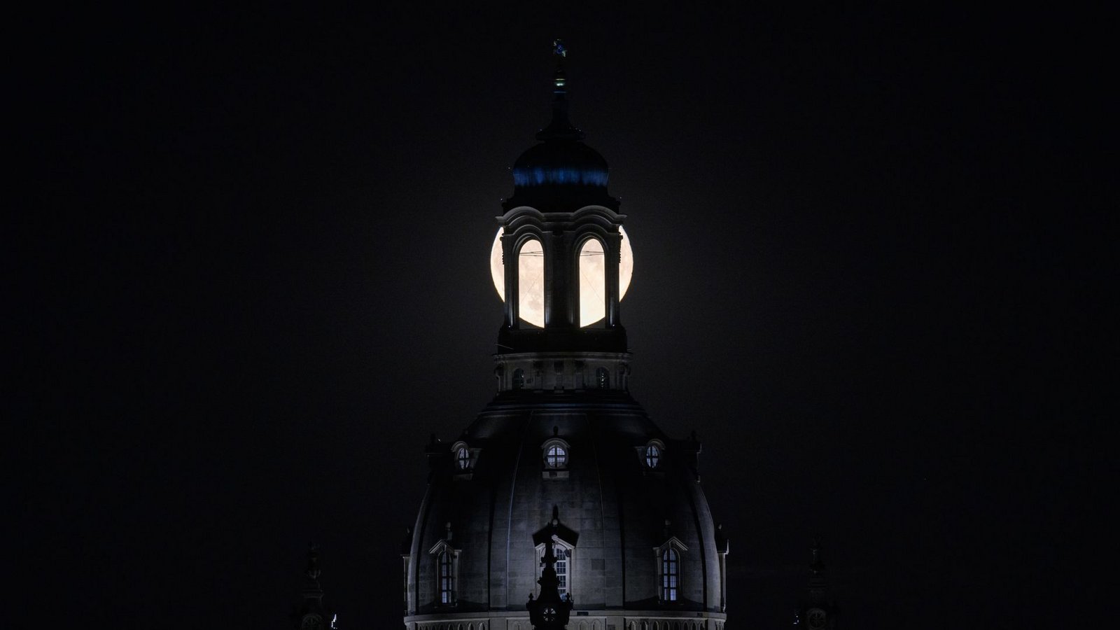 Fast Filmreif: Der „Donnermond“ hinter der Frauenkirche.Foto: dpa/Robert Michael