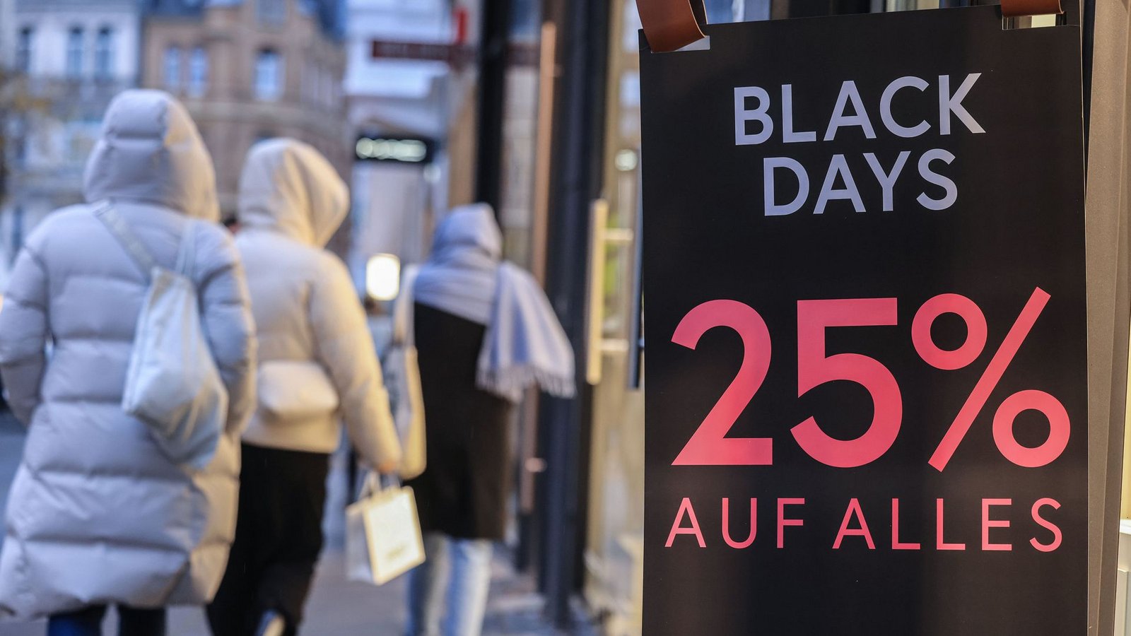 Mit satten Rabatten lockt alljährlich der sogenannte Black Friday. Manche Geschäfte bieten diese auch über mehrere Tage an.Foto: dpa/Oliver Berg Mit satten Rabatten lockt alljährlich der sogenannte Black Friday. Manche Geschäfte bieten diese auch über mehrere Tage an.Foto: dpa/Oliver Berg