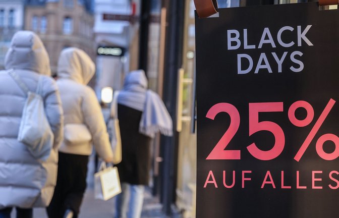 Mit satten Rabatten lockt alljährlich der sogenannte Black Friday. Manche Geschäfte bieten diese auch über mehrere Tage an.<span class='image-autor'>Foto: dpa/Oliver Berg</span>