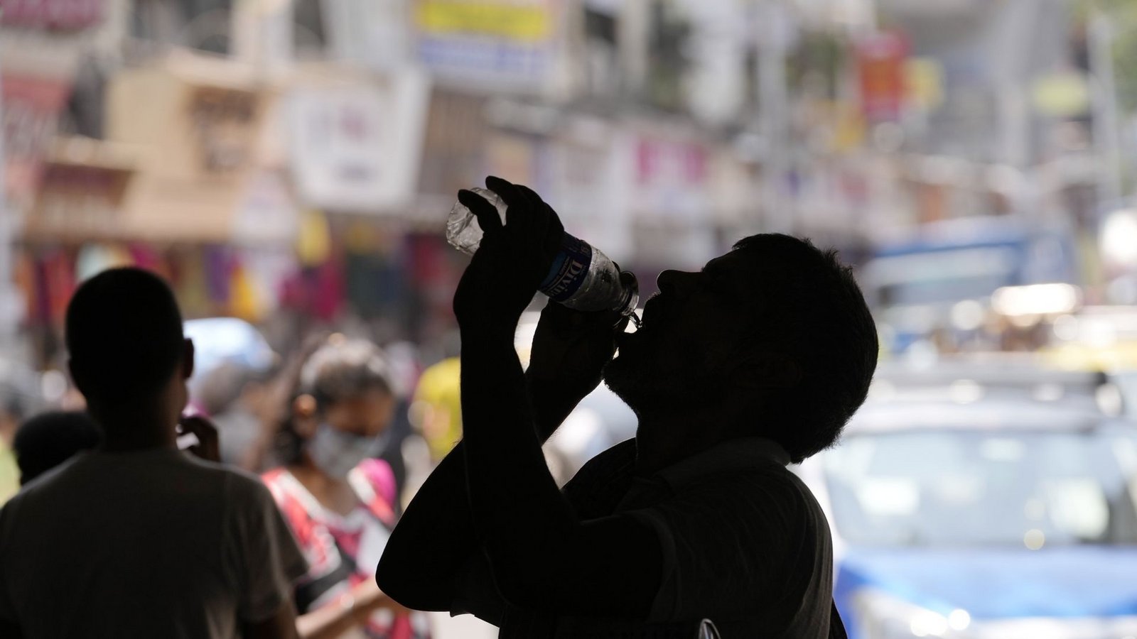 Endlich Wasser: Abkühlung tut derzeit in Indien NotFoto: dpa/Rajanish Kakade Endlich Wasser: Abkühlung tut derzeit in Indien NotFoto: dpa/Rajanish Kakade