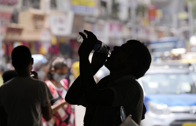 Endlich Wasser: Abkühlung tut derzeit in Indien Not<span class='image-autor'>Foto: dpa/Rajanish Kakade</span>