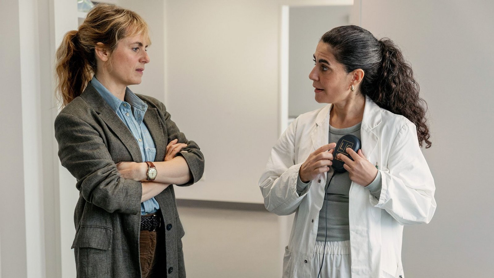 Die Chefärztin erklärt, wie das Update eines ICD-Geräts funktioniert: Kommissarin Isabelle Grandjean (Anna Pieri Zuercher) und Dr. Esme Şahin (Beren Tuna).Foto: ARD Degeto Film/SRF/Sava Hlavace Die Chefärztin erklärt, wie das Update eines ICD-Geräts funktioniert: Kommissarin Isabelle Grandjean (Anna Pieri Zuercher) und Dr. Esme Şahin (Beren Tuna).Foto: ARD Degeto Film/SRF/Sava Hlavace