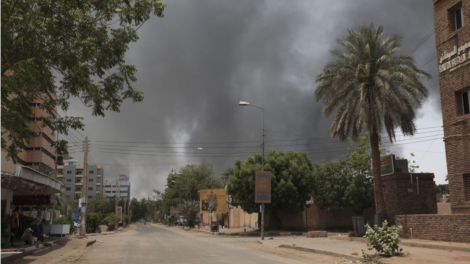 Rauch steigt in der sudanesischen Hauptstadt Khartum auf. Seit zwei Jahren herrscht in dem Land ein Bürgerkrieg. (Archivbild)Foto: AP/Marwan Ali Rauch steigt in der sudanesischen Hauptstadt Khartum auf. Seit zwei Jahren herrscht in dem Land ein Bürgerkrieg. (Archivbild)Foto: AP/Marwan Ali