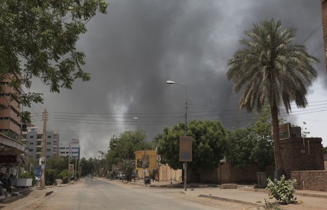 Rauch steigt in der sudanesischen Hauptstadt Khartum auf. Seit zwei Jahren herrscht in dem Land ein Bürgerkrieg. (Archivbild)<span class='image-autor'>Foto: AP/Marwan Ali</span>