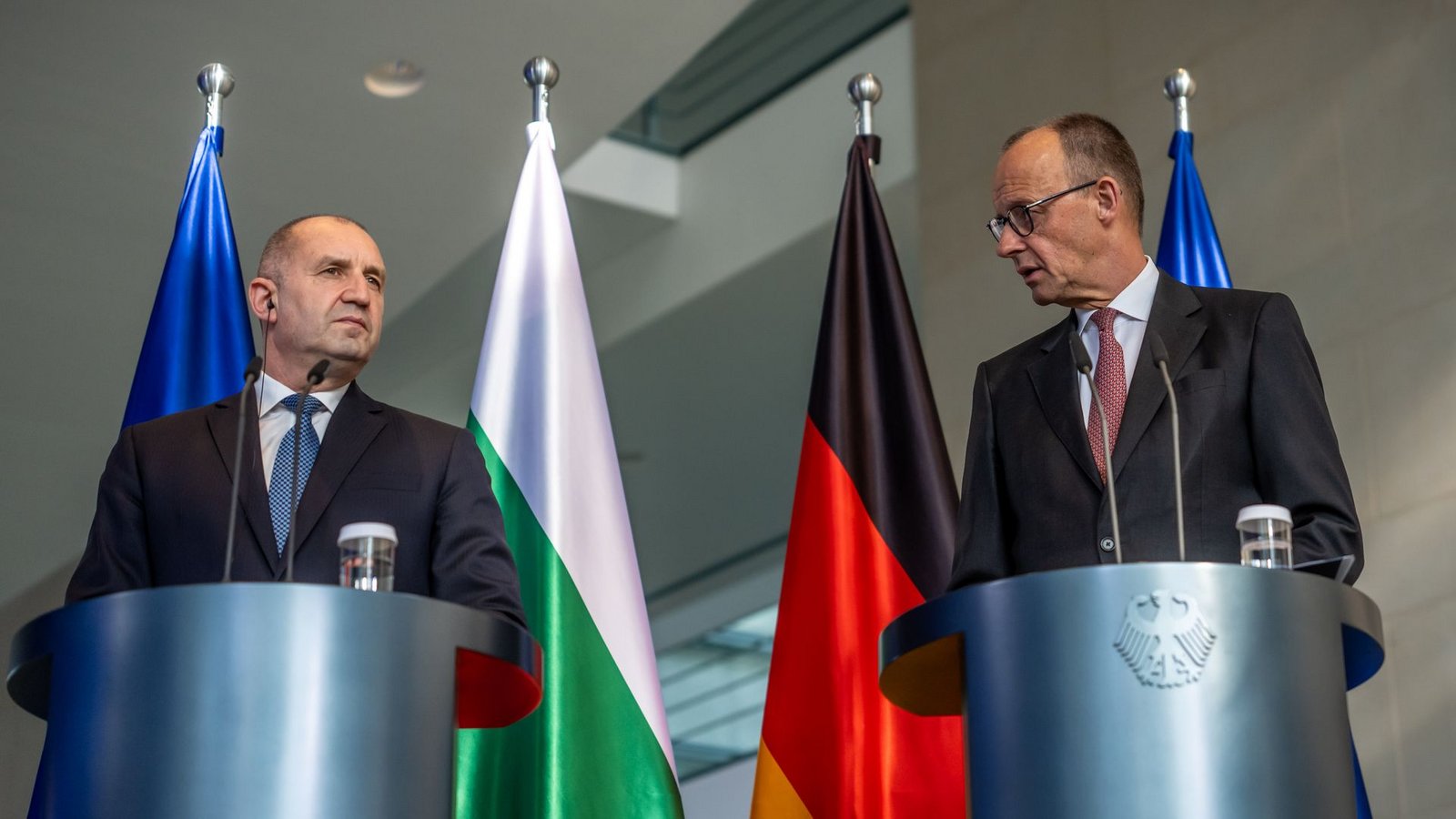 Bundeskanzler Friedrich Merz (CDU) empfing am Montag den bulgarischen Ministerpräsidenten Rumen Radew. (Archivbild)Foto: Michael Kappeler/dpa