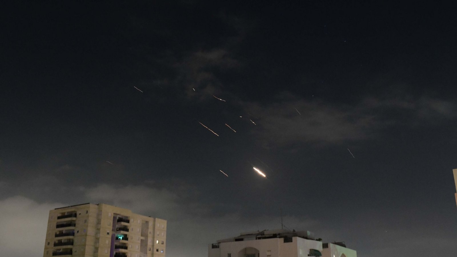 Flammen über Tel Aviv: Israels Luftabwehrsystem fing am Wochenende Raketen und Drohnen aus dem Iran ab.Foto: Tomer Neuberg/Xinhua/dpa