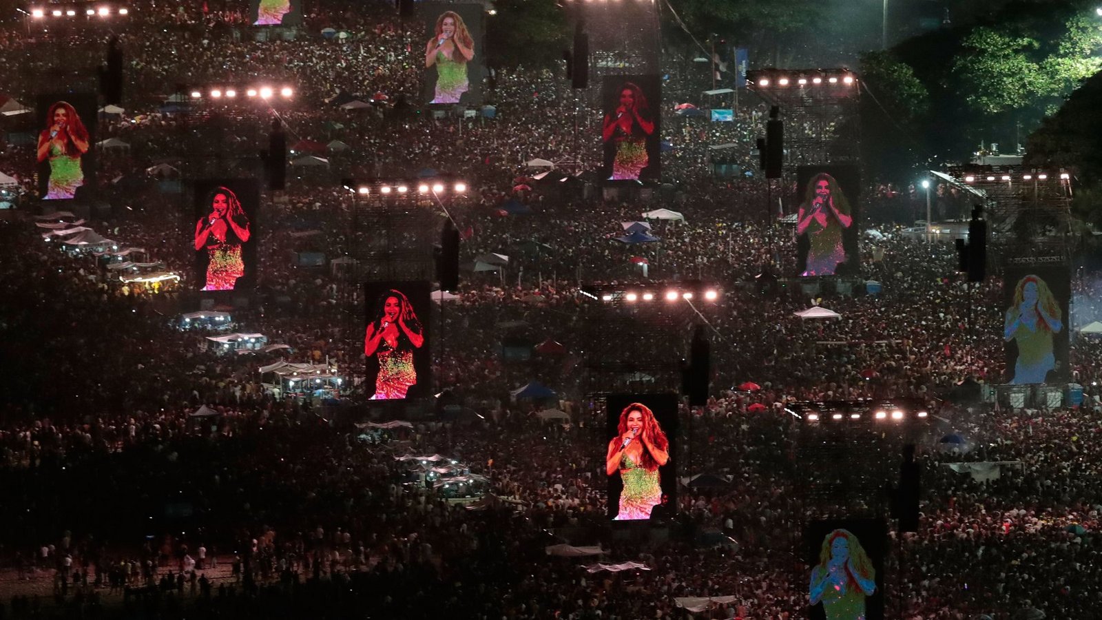 Fans drängen sich am Ufer der Copacabana in Rio, um ein kostenloses Konzert von Shakira zu sehen.Foto: Bruna Prado/AP/dpa