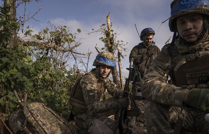 Ukrainische Soldaten an der Südfront: Viele Einheiten bekommen keine Erholungspausen.<span class='image-autor'>Foto: dpa/Mstyslav Chernov</span>