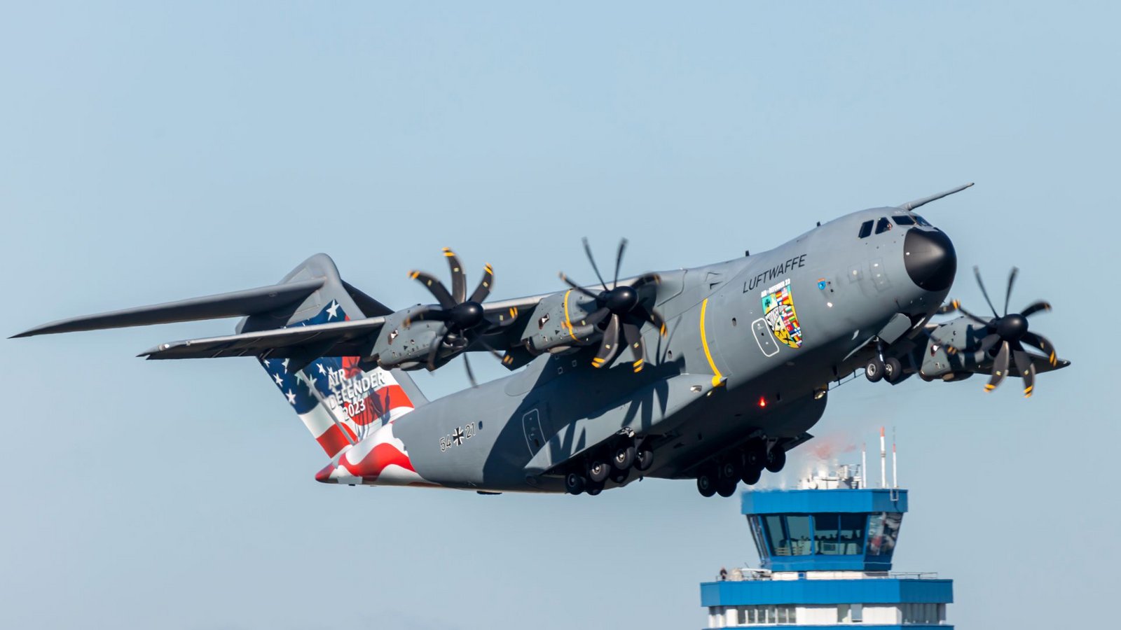 Die am 11.04.2023 von der Bundeswehr herausgegebene Aufnahme zeigt einen Airbus A400M mit der Sonderfolierung zur Übung Air Defender 2023 bei der Landung auf dem militärischen Teil des Flughafens Köln/Bonn.Foto: Bundeswehr/dpa/Francis Hildemann Die am 11.04.2023 von der Bundeswehr herausgegebene Aufnahme zeigt einen Airbus A400M mit der Sonderfolierung zur Übung Air Defender 2023 bei der Landung auf dem militärischen Teil des Flughafens Köln/Bonn.Foto: Bundeswehr/dpa/Francis Hildemann