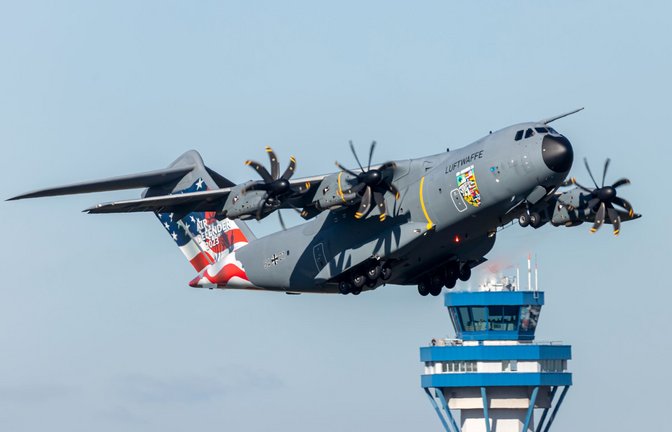 Die am 11.04.2023 von der Bundeswehr herausgegebene Aufnahme zeigt einen Airbus A400M mit der Sonderfolierung zur Übung Air Defender 2023 bei der Landung auf dem militärischen Teil des Flughafens Köln/Bonn.<span class='image-autor'>Foto: Bundeswehr/dpa/Francis Hildemann</span>