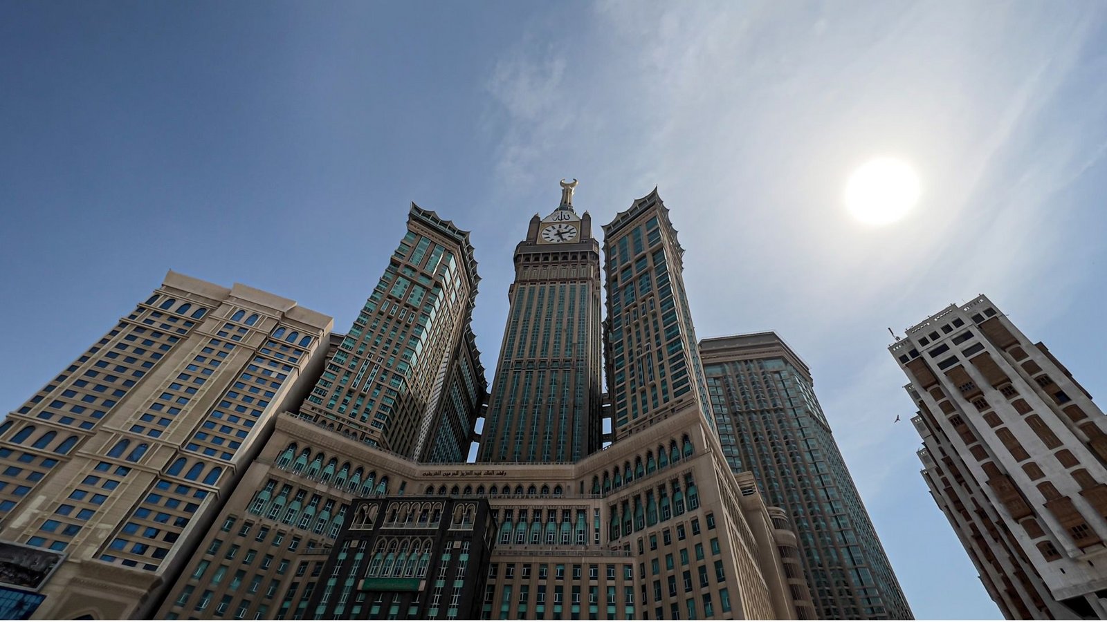 Im saudi-arabischen Mekka steht das zweitteuerste Gebäude der Welt – das Abraj al-Bait Hotel mit seinem berühmten Uhrturm, der ein wenig an Big Ben erinnert. Die Kosten: etwa 14,9 Milliarden Euro. Das Architekturbüro Dar al-Handasah Shair & Partners war für die Konzeption des im postmodernen Stil gebauten Komplexes verantwortlich. Die Uhr für den Uhrturm kam übrigens von der Firma Perrot aus dem schwäbischen Calw.Foto: IMAGO/Pond5 Images/IMAGO/xnasser102010107x