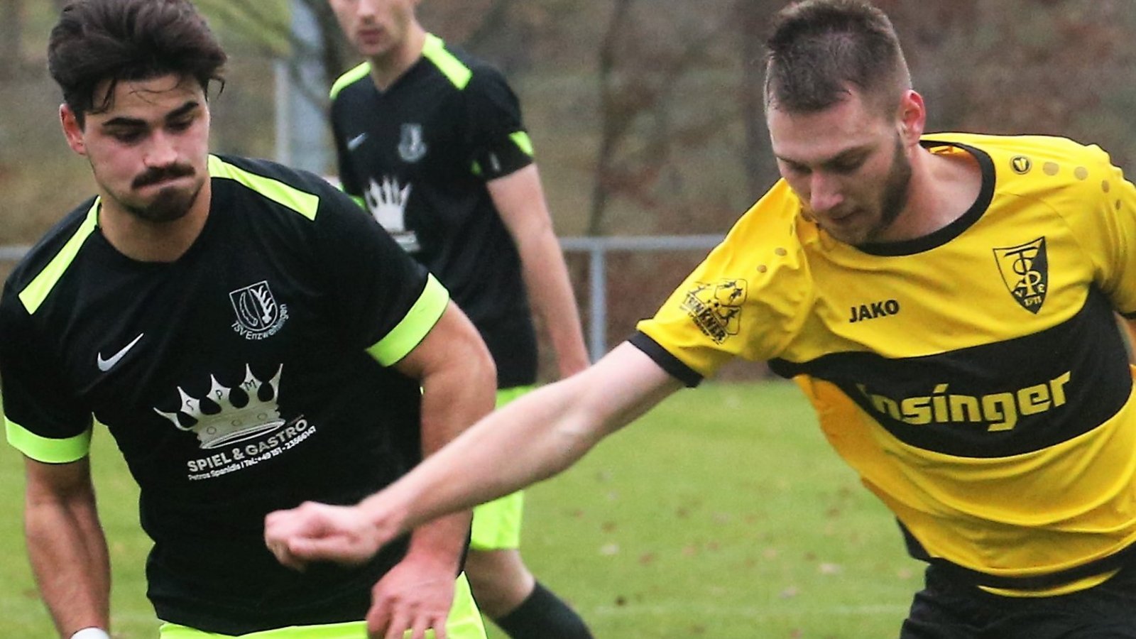 Steffen Roßmann (rechts) gehört zu den Stützen des TSV Ensingen in der Kreisliga B 6 und im laufenden Pokalwettbewerb. Morgen steht das Finale gegen 08 Bissingen II an. Foto: Küppers Steffen Roßmann (rechts) gehört zu den Stützen des TSV Ensingen in der Kreisliga B 6 und im laufenden Pokalwettbewerb. Morgen steht das Finale gegen 08 Bissingen II an. Foto: Küppers
