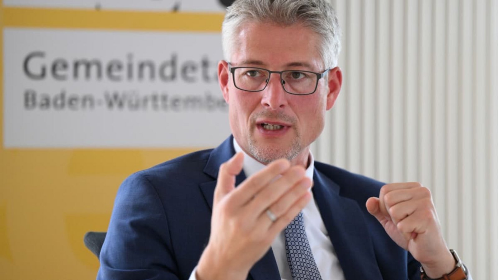 Gemeindestagspräsident Steffen Jäger fordert handfeste Zusagen vom Land - bis Oktober.Bernd Weißbrod/dpa Gemeindestagspräsident Steffen Jäger fordert handfeste Zusagen vom Land - bis Oktober.Bernd Weißbrod/dpa