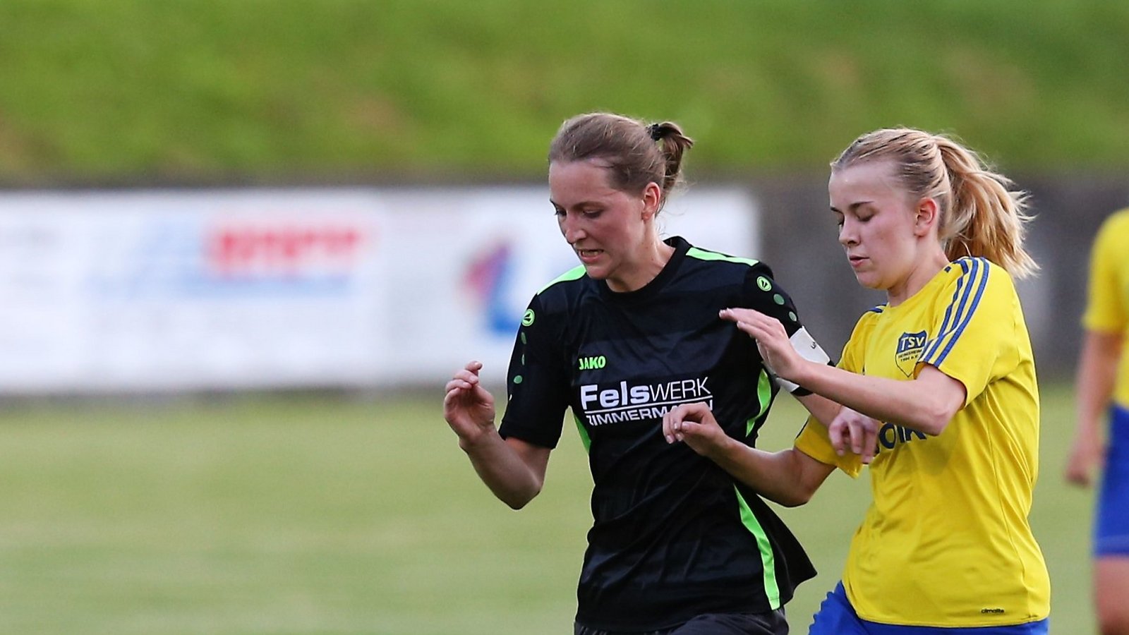 Für Christine Dertinger (links) und die SGM Roßwag/Großglattbach geht es schon morgen mit einem Nachholspiel wieder los. Foto: Küppers Für Christine Dertinger (links) und die SGM Roßwag/Großglattbach geht es schon morgen mit einem Nachholspiel wieder los. Foto: Küppers