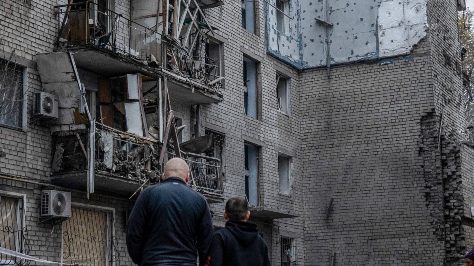 Szenen eines Kriegs: Anwohner stehen vor den Trümmern eines Gebäudes, das bei einem russischen Raketenangriff auf die ukrainische Stadt Mykolajiw zerstört wurde. Archivfoto: dpa Szenen eines Kriegs: Anwohner stehen vor den Trümmern eines Gebäudes, das bei einem russischen Raketenangriff auf die ukrainische Stadt Mykolajiw zerstört wurde. Archivfoto: dpa