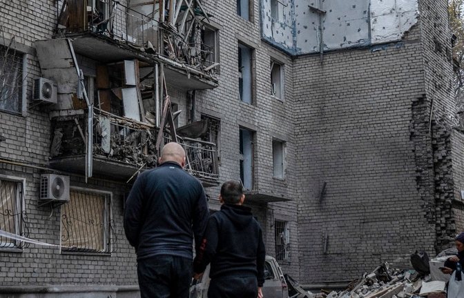 Szenen eines Kriegs: Anwohner stehen vor den Trümmern eines Gebäudes, das bei einem russischen Raketenangriff auf die ukrainische Stadt Mykolajiw zerstört wurde.  Archivfoto: dpa