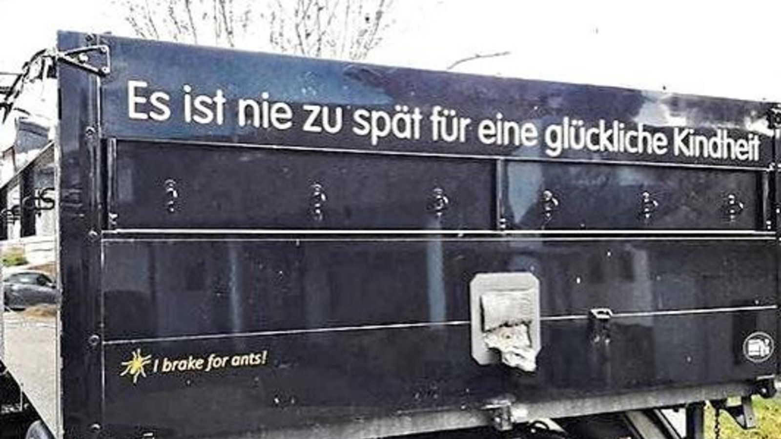 Die Leidenschaft manch großer Buben heißt Unimog. Gesehen in Aurich.  Foto: Rücker