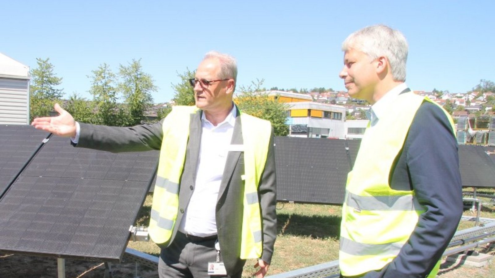 Steffen Bilger (rechts) lässt sich von Dr. Andreas Eilemann die technischen Details von Deutschlands größter PVT-Anlage bei der Firma Mahle in Vaihingen erläutern. Steffen Bilger (rechts) lässt sich von Dr. Andreas Eilemann die technischen Details von Deutschlands größter PVT-Anlage bei der Firma Mahle in Vaihingen erläutern.