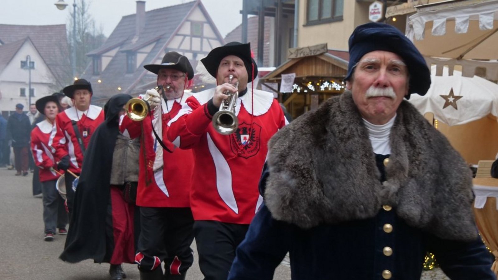 Lautstark: Der Fanfarenzug Sternenfels Luftikus zieht am Samstag durch die Gassen Lienzingens.