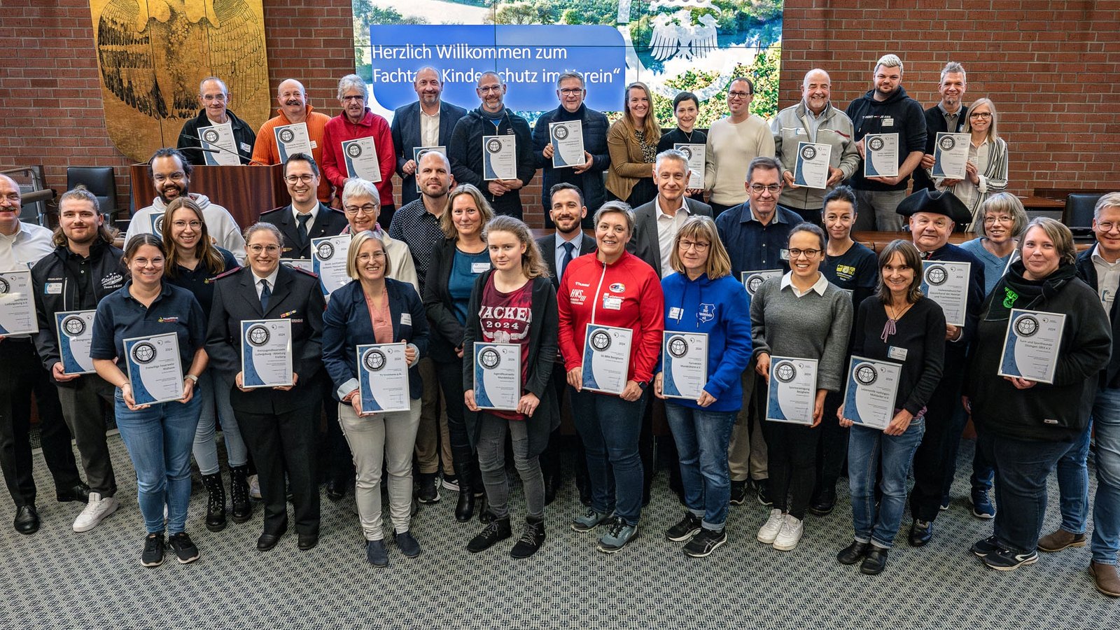 Im Landratsamt nehmen Vertreterinnen und Vertreter von 31 Vereinen das „Qualitätsmerkmal Kinderschutz“ entgegen.  Foto: Landratsamt