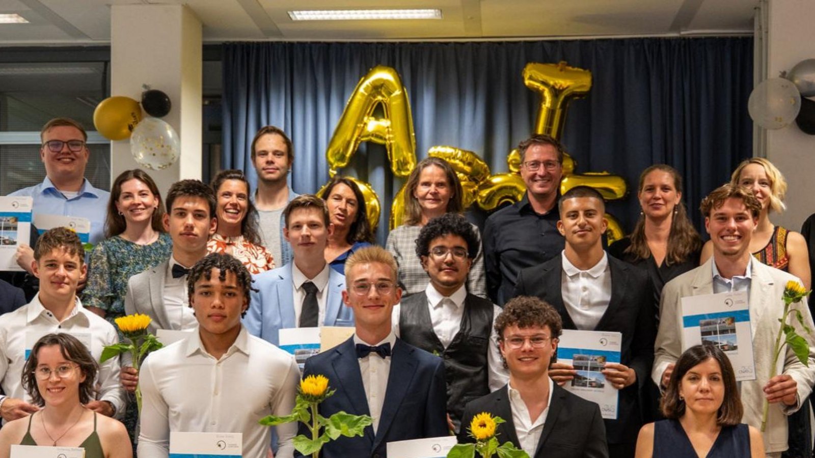 Freude herrscht bei den 13 Schülerinnen und Schülern und ihren Lehrkräften. Foto: p Freude herrscht bei den 13 Schülerinnen und Schülern und ihren Lehrkräften. Foto: p