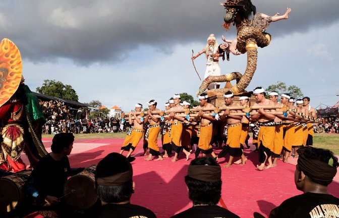 Am Vorabend des Feiertags Nyepi ziehen riesige Dämonenfiguren, sogenannte Ogoh-Ogoh, durch die Straßen. Dann wird es still. (Archivbild)<span class='image-autor'>Firdia Lisnawati/AP/dpa</span>