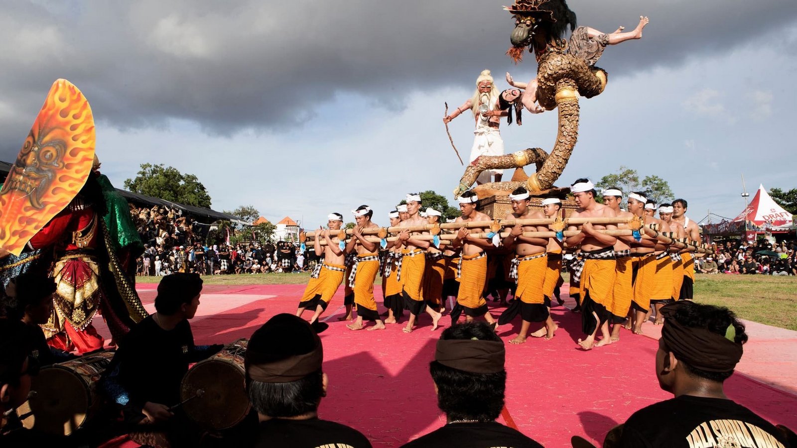 Am Vorabend des Feiertags Nyepi ziehen riesige Dämonenfiguren, sogenannte Ogoh-Ogoh, durch die Straßen. Dann wird es still. (Archivbild)Firdia Lisnawati/AP/dpa Am Vorabend des Feiertags Nyepi ziehen riesige Dämonenfiguren, sogenannte Ogoh-Ogoh, durch die Straßen. Dann wird es still. (Archivbild)Firdia Lisnawati/AP/dpa