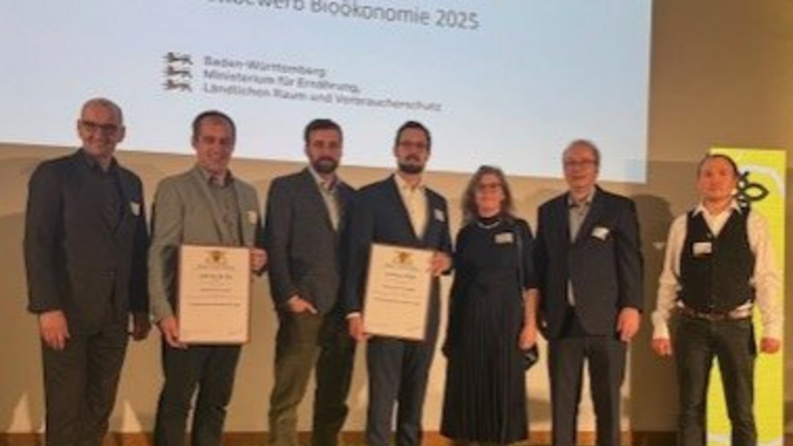 Die Projektpartner von UpCycling Plus bei der Preisverleihung in Stuttgart.  Foto: p