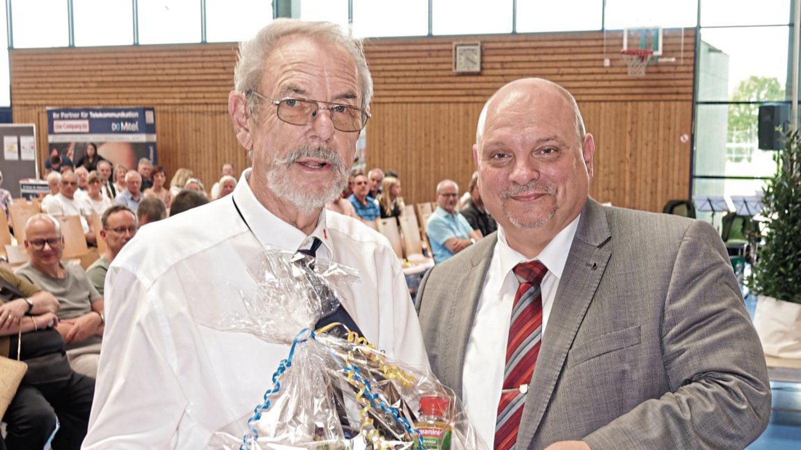 Der Sersheimer Bürgermeister Jürgen Scholz (rechts) verabschiedet Fritz Hasenauer. Foto: Pfäffle Der Sersheimer Bürgermeister Jürgen Scholz (rechts) verabschiedet Fritz Hasenauer. Foto: Pfäffle