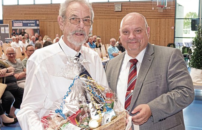 Der Sersheimer Bürgermeister Jürgen Scholz (rechts) verabschiedet Fritz Hasenauer. Foto: Pfäffle