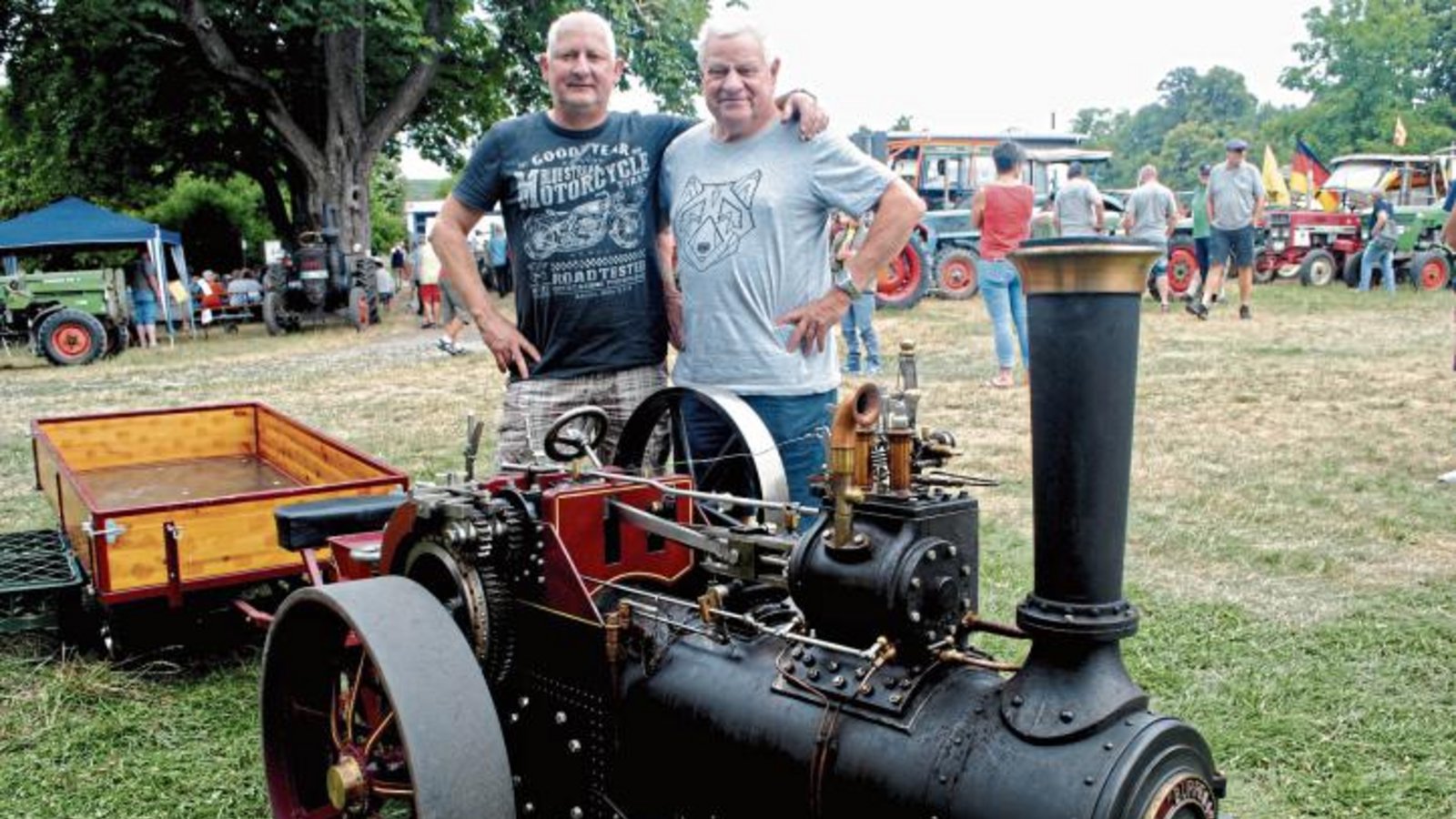 Frank und Hans Peter Rutkowsky waren mit ihrem Dampftraktor aus Horrheim nach Mühlhausen gekommen.  Fotos: Stahlfeld/Banholzer