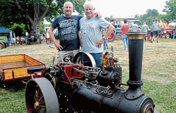 Frank und Hans Peter Rutkowsky waren mit ihrem Dampftraktor aus Horrheim nach Mühlhausen gekommen.  Fotos: Stahlfeld/Banholzer