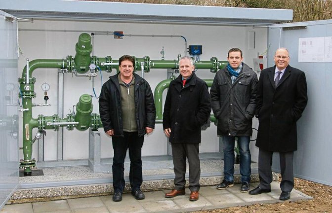 Präsentieren die neue Messstation der Gasversorgung: Somlai, Wittendorfer, Kübler und Dieter Schüle von den SWBB (von rechts).  Foto: Rücker 
