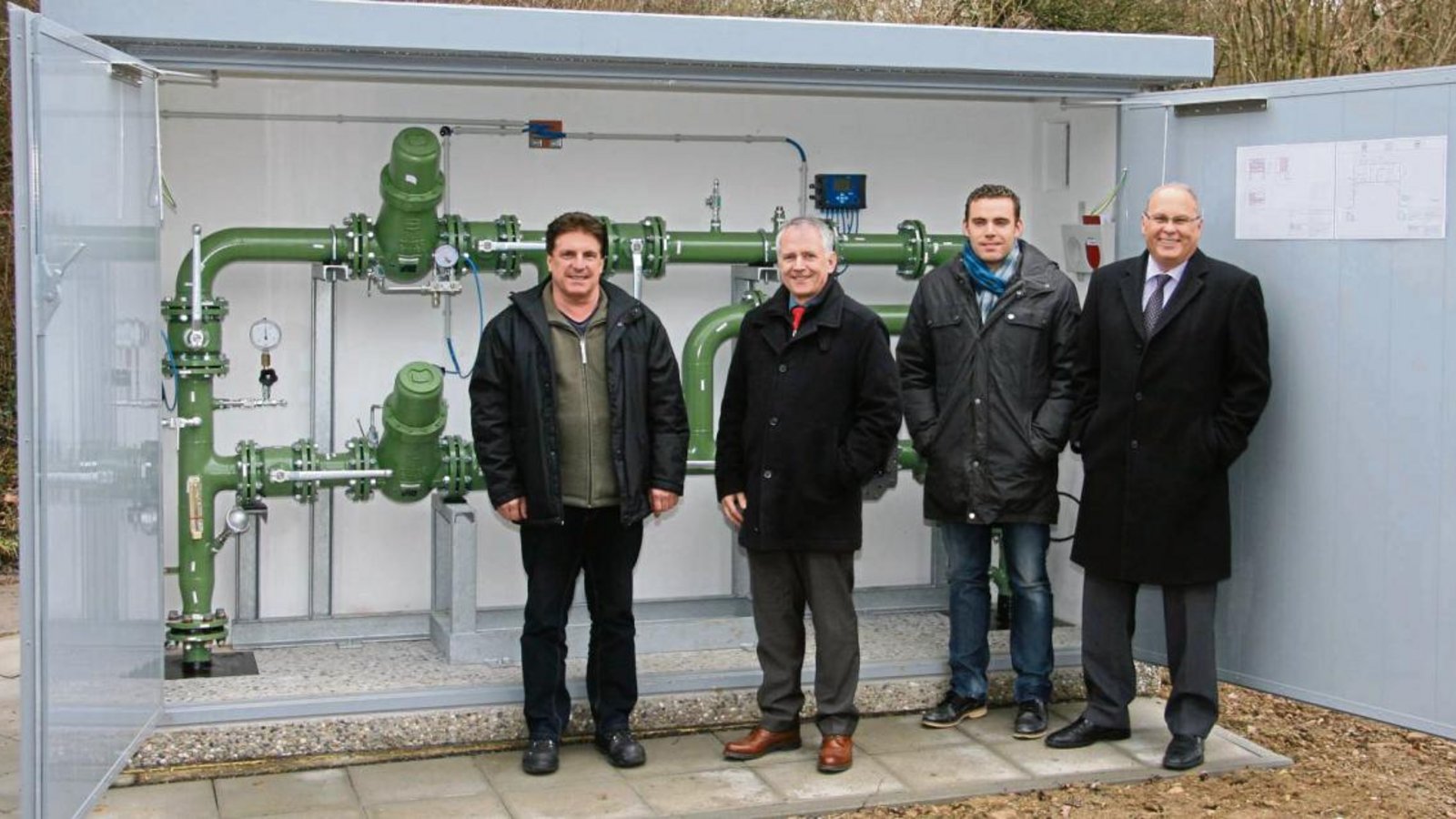 Präsentieren die neue Messstation der Gasversorgung: Somlai, Wittendorfer, Kübler und Dieter Schüle von den SWBB (von rechts). Foto: Rücker Präsentieren die neue Messstation der Gasversorgung: Somlai, Wittendorfer, Kübler und Dieter Schüle von den SWBB (von rechts). Foto: Rücker