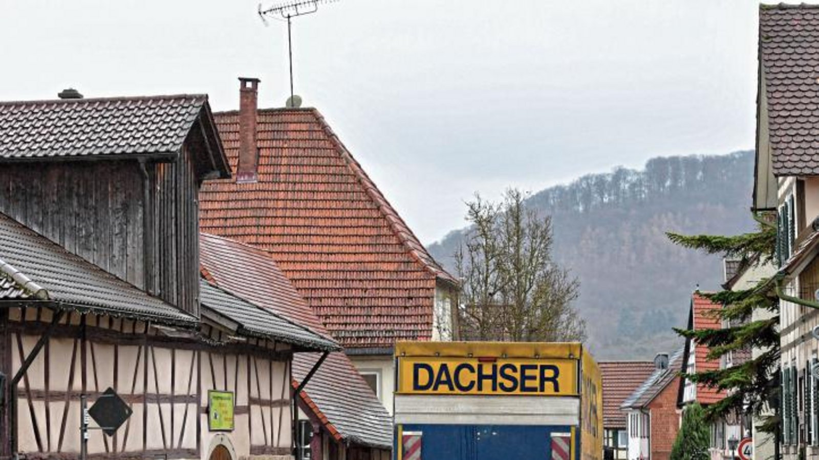 Die Ortsdurchfahrt in Ochsenbach soll 2020 sicherer werden – unter anderem durch einen Zebrastreifen hier vor der Kelter. Foto: Kalb Die Ortsdurchfahrt in Ochsenbach soll 2020 sicherer werden – unter anderem durch einen Zebrastreifen hier vor der Kelter. Foto: Kalb