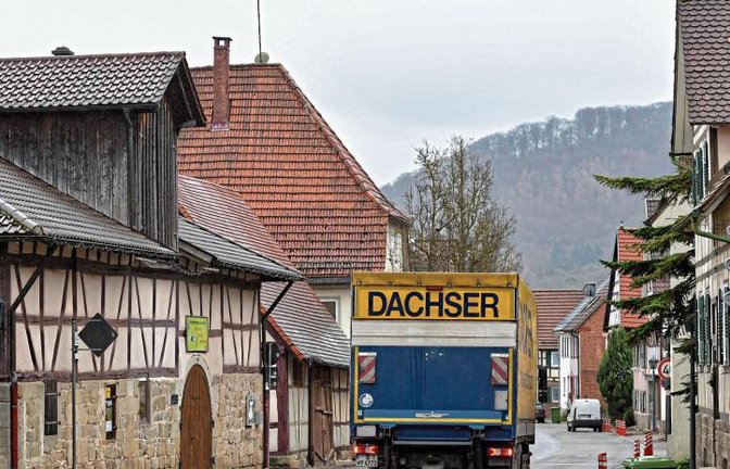 Die Ortsdurchfahrt in Ochsenbach soll 2020 sicherer werden – unter anderem durch einen Zebrastreifen hier vor der Kelter. Foto: Kalb