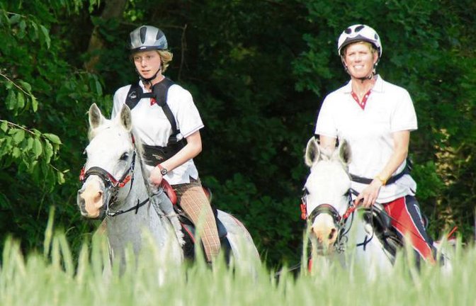Sina und Maren Röhm aus Ensingen sind in Gerolzhofen flott unterwegs. Foto: privat